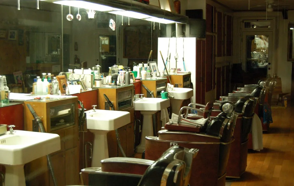 Interior de barbería clásica con sillones en hilera
