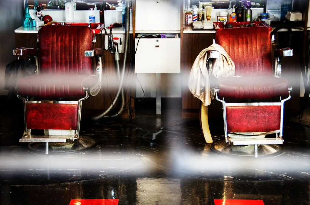 Dos sillones de barbero de cuero en simetría