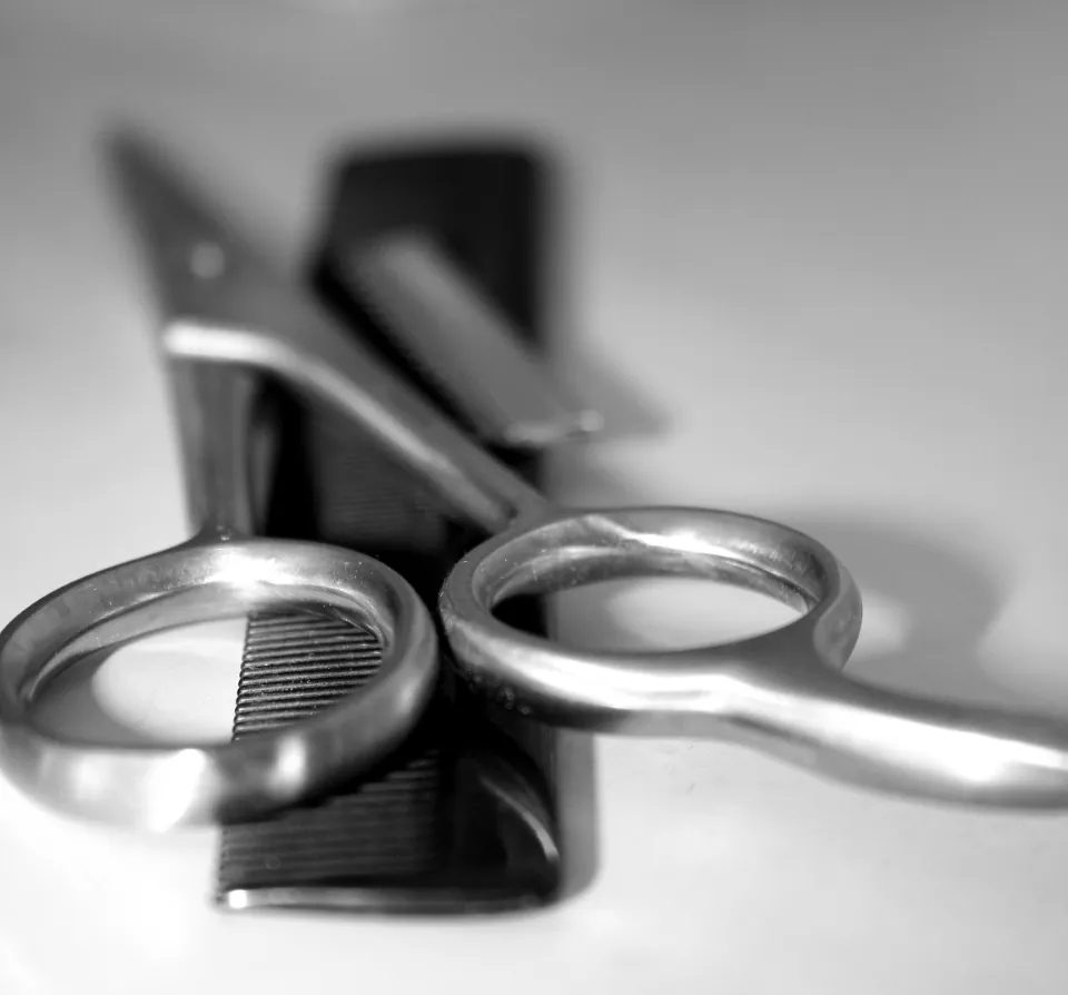 Tijera de barbero y peine en blanco y negro