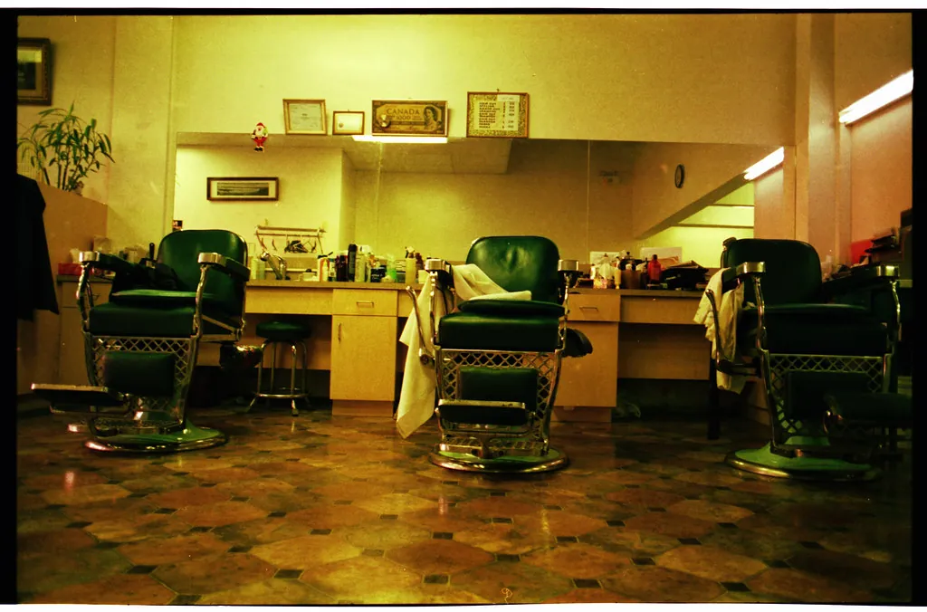 Sillones de barbero verdes en un estudio retro