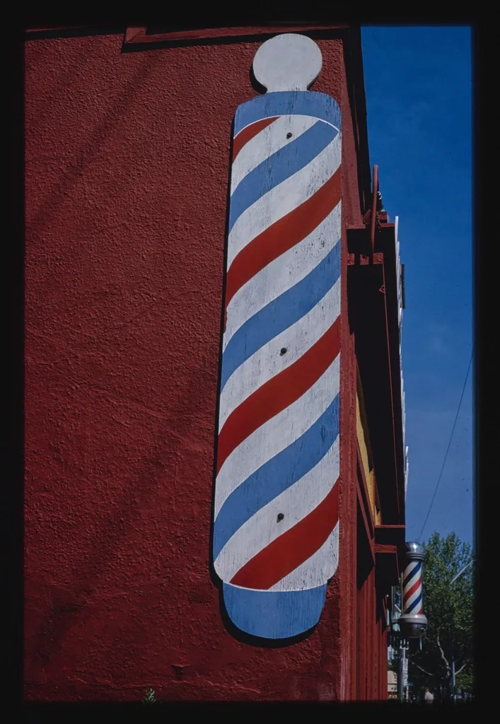 Poste de barbería clásico rojo, blanco y azul